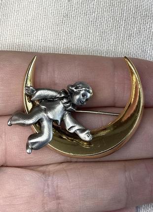 Брошь маленькой принцессы золотистого и серебристого тона