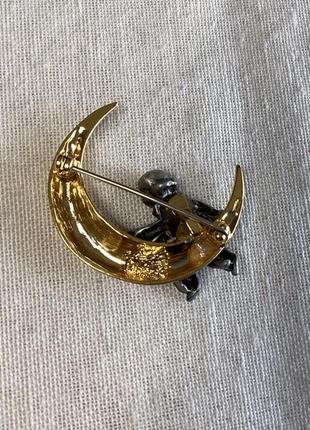 Брошь маленькой принцессы золотистого и серебристого тона