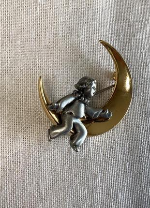 Брошь маленькой принцессы золотистого и серебристого тона