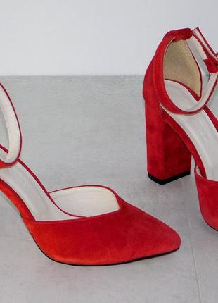 Туфлі замшеві на стійкому підборі жіночі з ремінцем червоні5 фото
