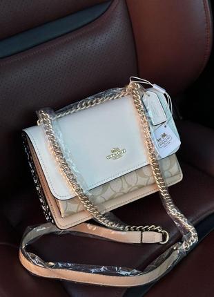 Сумка coach mini klare crossbody in signature canvas in light khaki/snake