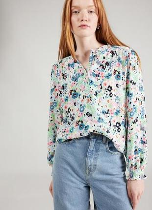 Блузка с длинными рукавами  цветочным принтом .вискоза. marks spencer