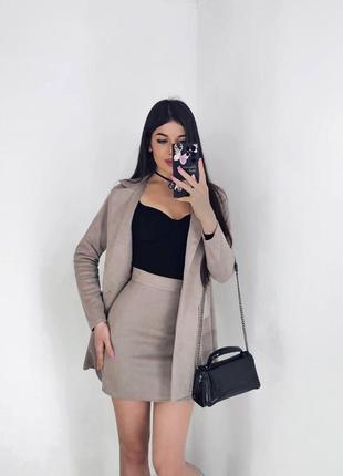 Женский костюм деловой длинный пиджак короткая прямая юбка однотонный