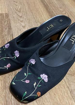 Вінтажні чорні мюлі з квітковим орнаментом