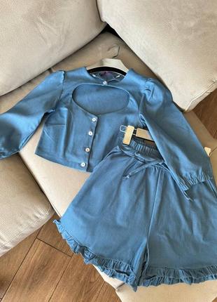 Джинсовый женский летний костюм с шортами и рубашкой из декольте5 фото