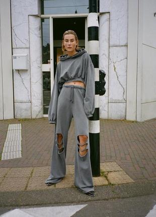 Шикарний виварений костюм zara з рваностями