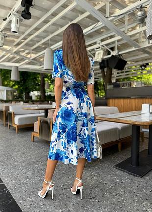 Плаття жіноче нижче за коліна у квіти