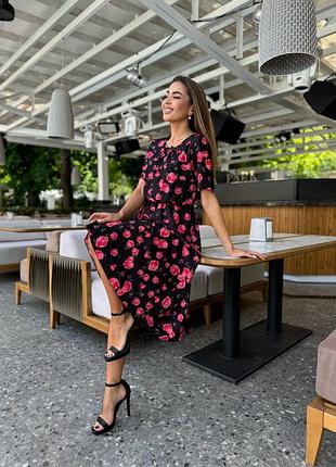 Плаття жіноче нижче за коліна у квіти