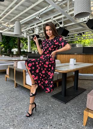 Плаття жіноче нижче за коліна у квіти