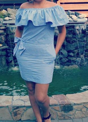 Платье с открытыми плечами