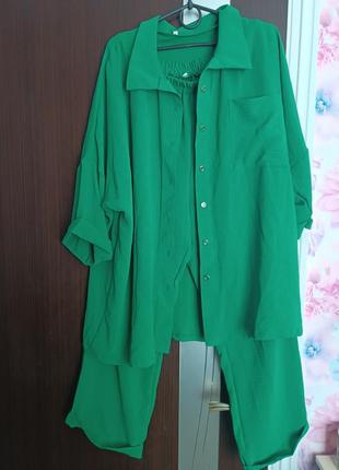 Очень красивый яркий костюм с брюками зеленого цвета. 56р