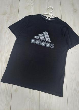 Футболка adidas чорна