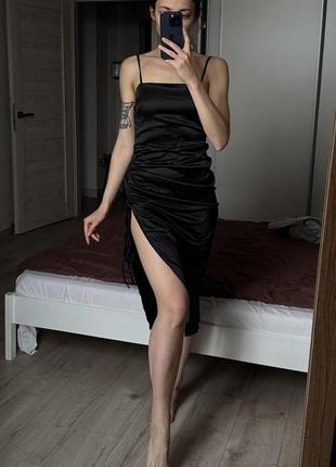 Коктейльное платье черная на бретелях1 фото