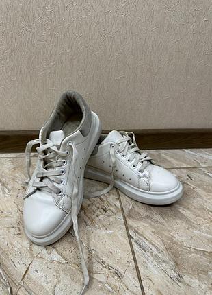 Кросівки біли в хорошому стані 38 розмір