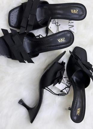 Трендовые открытые босоножки мюли zara