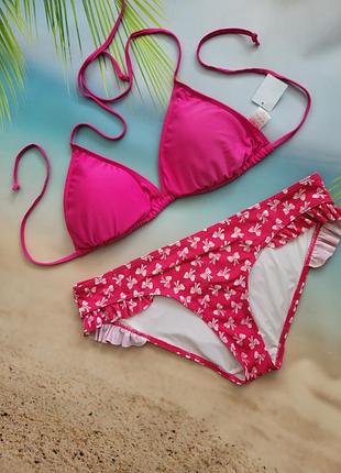 Яркий розовый купальник, лиф шторка, плавки принт белые бантики