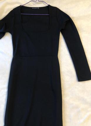 Невероятное черное базовое платье длинное xs s размер в утяжелителе prettylittlething