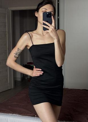 Черное минималистичное мини платье4 фото