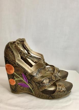 Вінтажні босоніжки в зміїний принт з квітами на танкетці vintage 2000s y2k