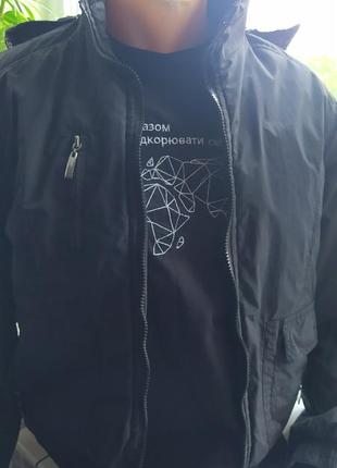 Куртка / ветровка, унисекс, черная с капюшоном, 2-вовые карманы + 1-на мелочей, размер l