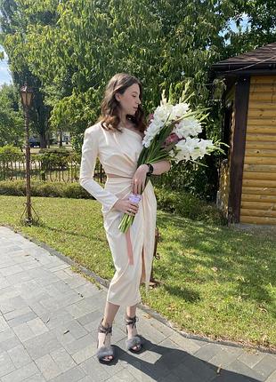 Атласна молочна міді сукня з розрізом