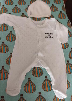 Нарядный белый человечек с перфорацией на выписку на крестины