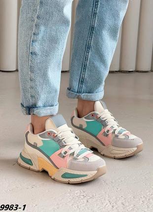 Кроссовки женские