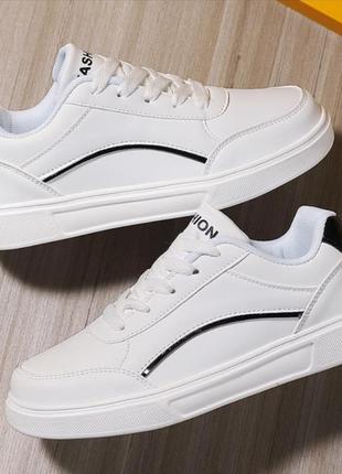 Кросівки жіночі