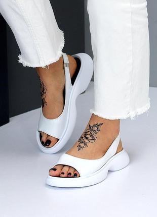 Босоніжки жіночі з натуральної шкіри в чорному і білому кольорах