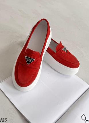 Красные замшевые лоферы на утолщенной белой подошве8 фото