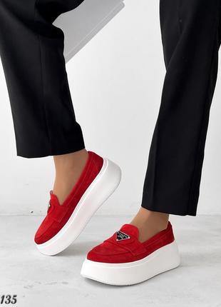 Красные замшевые лоферы на утолщенной белой подошве7 фото