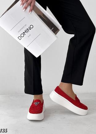 Красные замшевые лоферы на утолщенной белой подошве2 фото