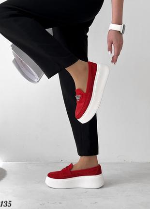 Красные замшевые лоферы на утолщенной белой подошве6 фото