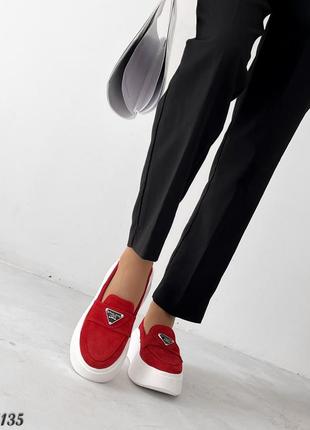 Красные замшевые лоферы на утолщенной белой подошве3 фото