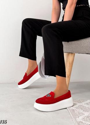 Красные замшевые лоферы на утолщенной белой подошве