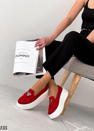Красные замшевые лоферы на утолщенной белой подошве4 фото