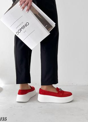Красные замшевые лоферы на утолщенной белой подошве5 фото