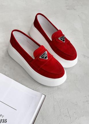 Красные замшевые лоферы на утолщенной белой подошве9 фото