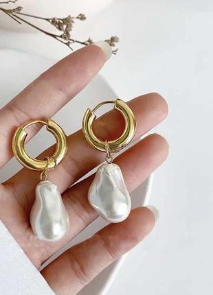 Трендовые серьги кольца с жемчугом, сережки барочный жемчуг, жемчужные сережки