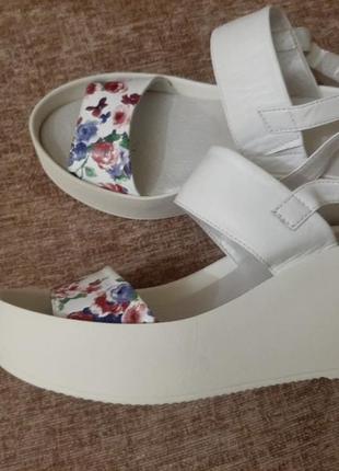 Босоніжки на платформі натуральна шкіра дуже гарні