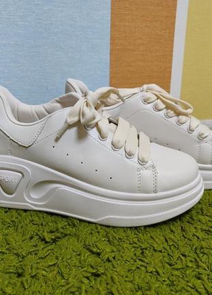 Нежно бежевые крепежи horoso. кроссовки кеды 38