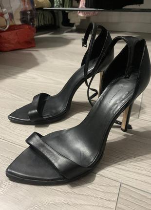 Чорні класичні босоніжки zara