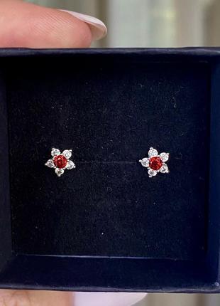 Вишукані срiбнi сережки зі вставками з камінців swarovski