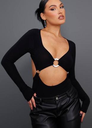 Черный боди с колечками prettylittlething