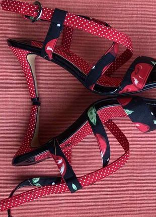 Стильные босоножки8 фото