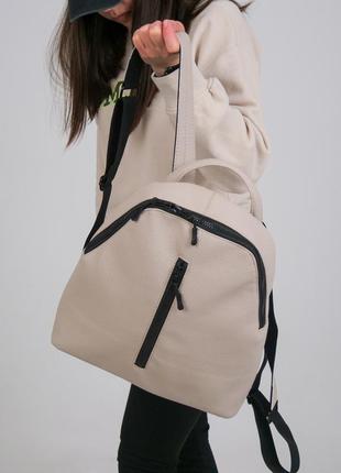 Компактный женский рюкзак like в экокожи, бежевый цвет3 фото