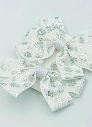 Набір новорічних бантиків для дівчинки зі срібними сніжинками