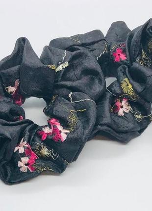 Резинка для волос черная с вышитыми цветами