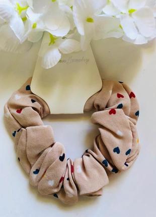 Резинка для волос  бежевая в сердечках