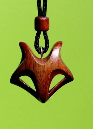 Кулон лисиця. дерев'яні різьблені прикраси